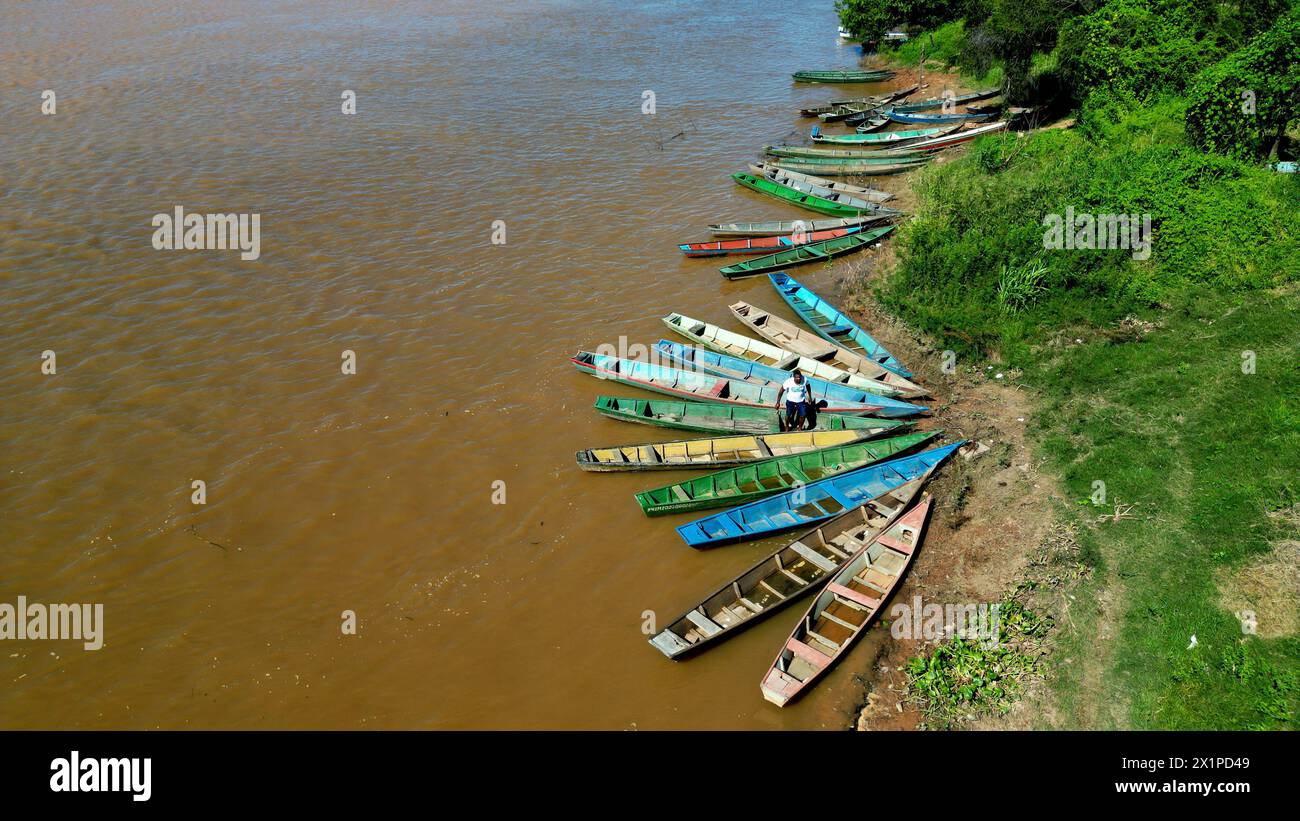 Carinhanha, bahia, brasilien – 13. april 2024: Fischkanus stecken am Ufer des Sao Francisco River in Carinhanha. Stockfoto