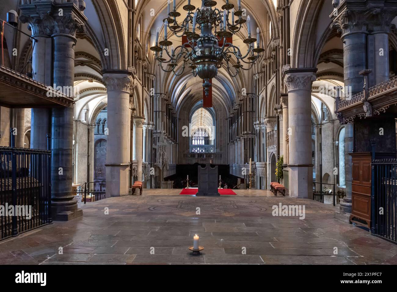 Ein allgemeiner Blick auf das Innere der Kathedrale von Canterbury mit der beleuchteten Kerze an der Stelle, an der Thomas Becket 1170 am Freitag, den 12. April 2024, ermordet wurde. (Foto: Mark Fletcher | MI News) Stockfoto