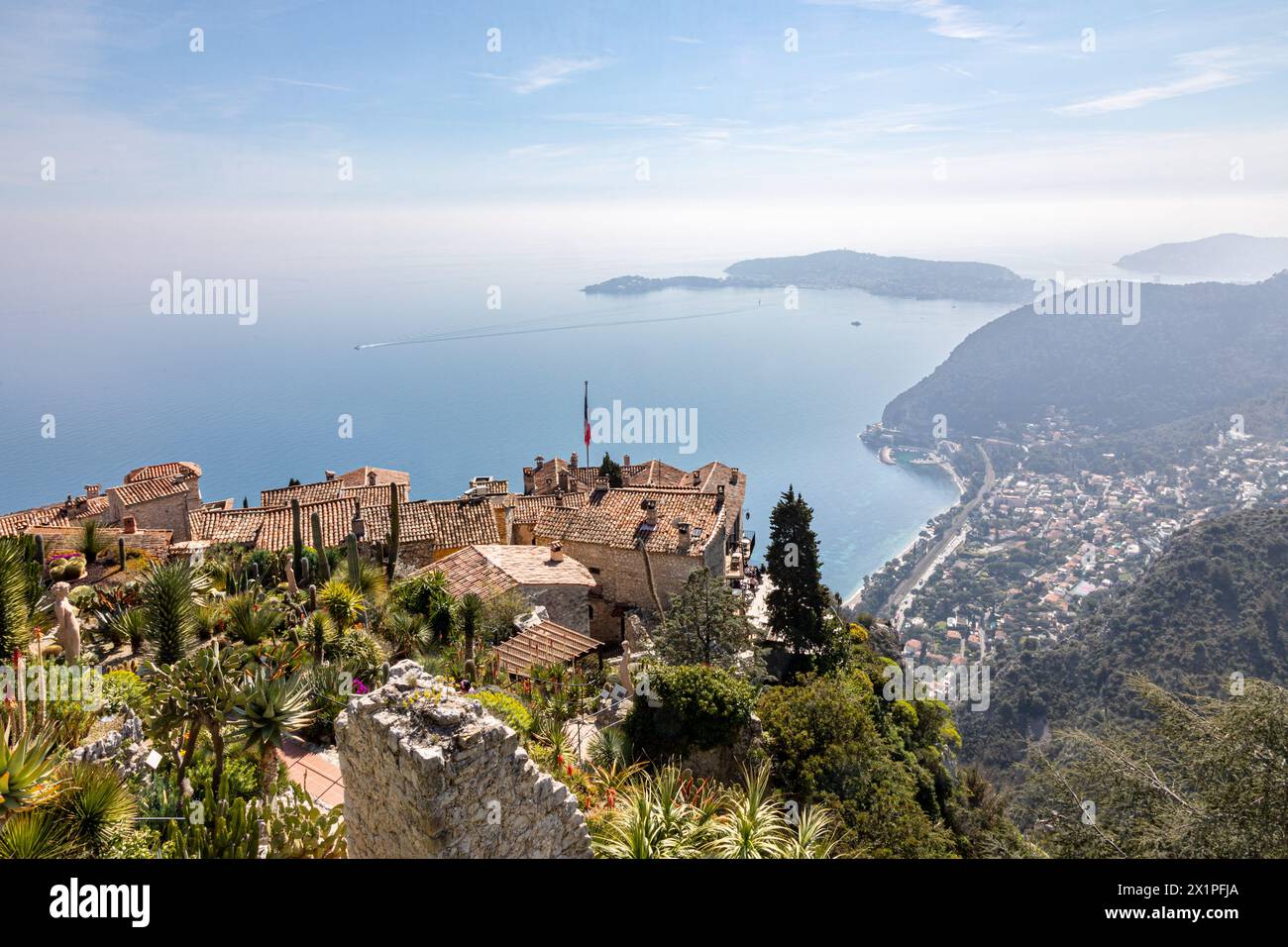 Das bezaubernde Dorf Côte d'Azur, eine Küstengemeinde in der Region Alpes-Maritimes, Provence-Alpes- d'Azur im Südosten Frankreichs mit Blick auf das Meer Stockfoto