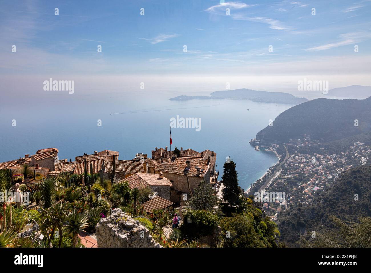 Das bezaubernde Dorf Côte d'Azur ist eine Küstengemeinde in der Region Alpes-Maritimes, Provence-Alpes- d'Azur im Südosten Frankreichs mit Blick auf den M Stockfoto