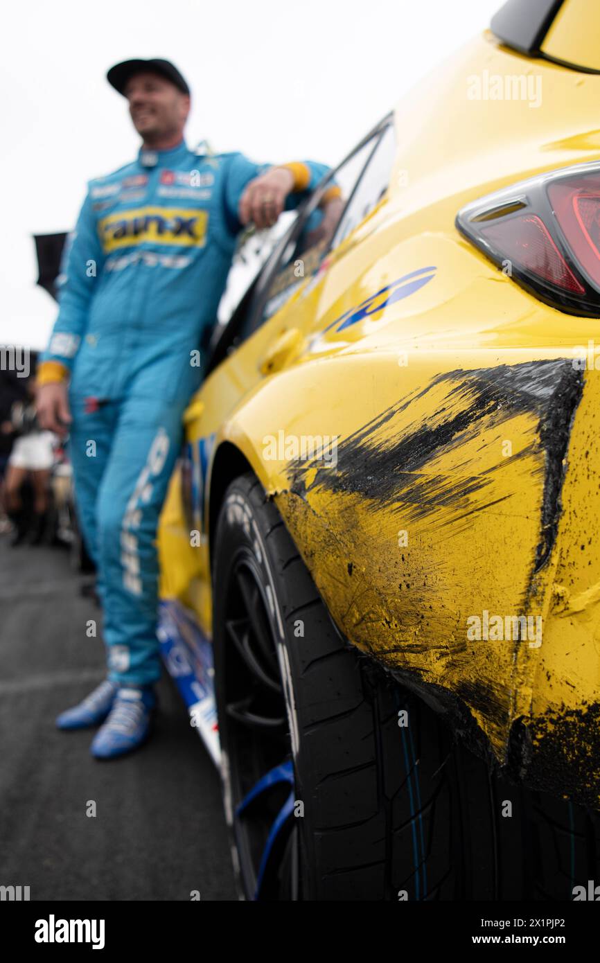 Ryan Tuerck Fahrer des Rain-x Corolla posiert mit seinem abgeschabten Fahrzeug, nachdem er die erste Runde der Saat-Halterungen abgeschlossen hat. Formula Drift ist zurück für ein weiteres Jahr des Wettbewerbs und beginnt ihre erste Runde in den Straßen von Long Beach. Mit den in diesem Jahr neu eingeführten Sitzhalterungen konnten sich die Fahrer den Weg an die Spitze kämpfen, anstatt die einzelnen Qualifikationsrunden in den Jahren zuvor. Dadurch konnten die Fans die Veranstaltung besser sehen und die Fahrer ihre Fähigkeiten unter harten Wettbewerbern testen. Nach einem kalten und nassen Wochenende voller zahlreicher Schwierigkeiten, inkl. Stockfoto