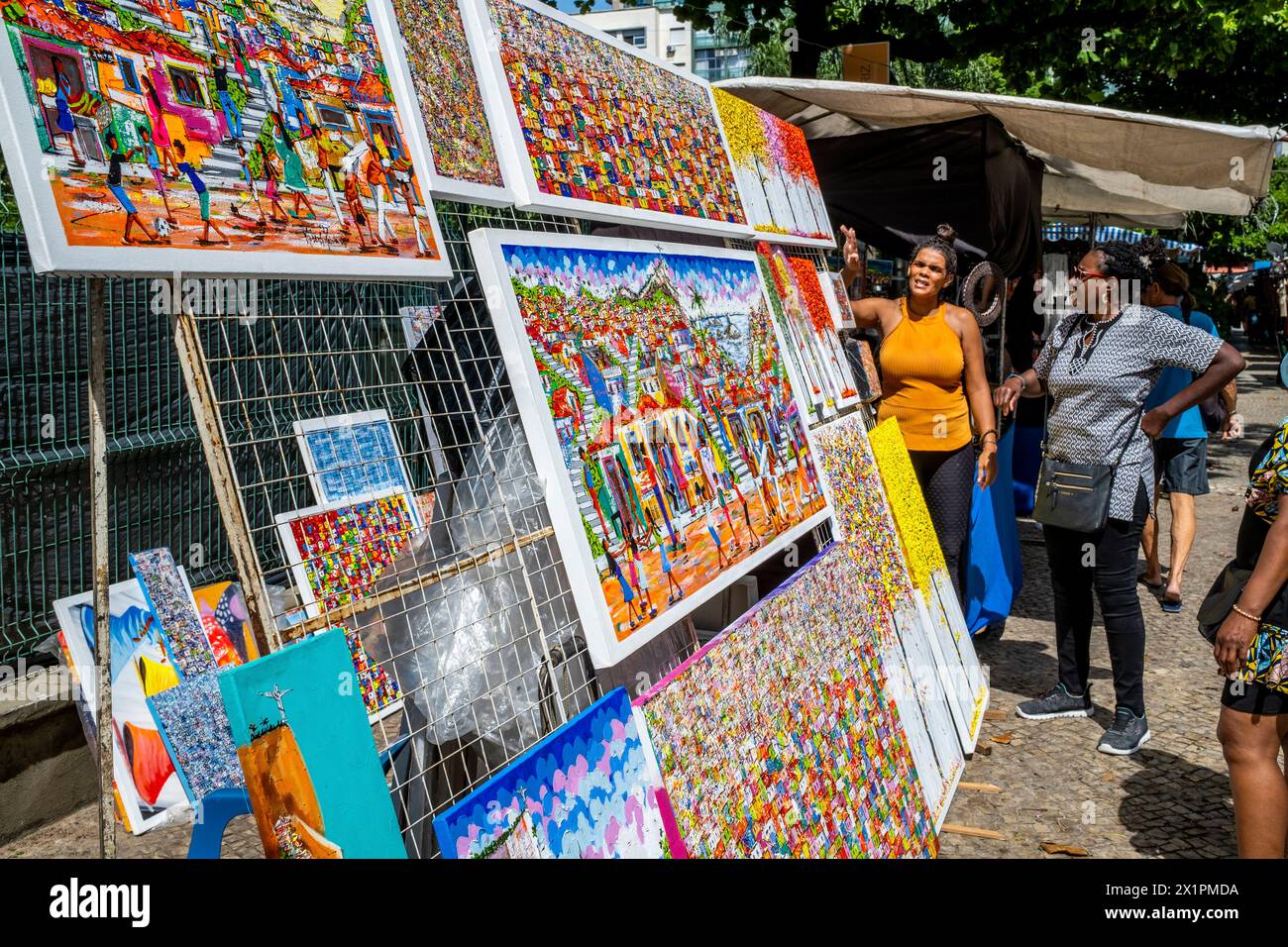 Kunst zum Verkauf auf dem Ipanema Sunday Market (Hippie Fair), Rio de Janeiro, Bundesstaat Rio de Janeiro, Brasilien. Stockfoto