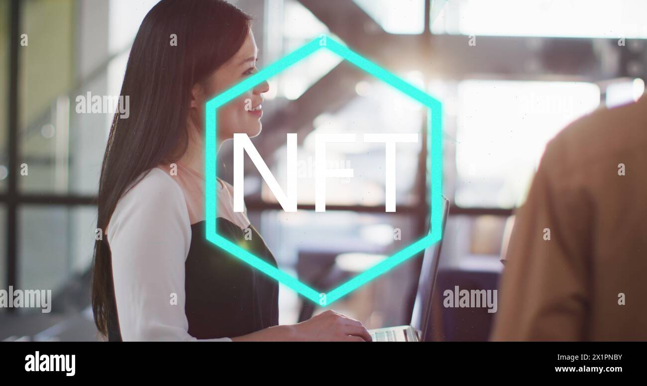 Asiatische Partnerin, die ein schwarzes Hemd trägt, spricht mit jemandem außerhalb der Kamera Stockfoto