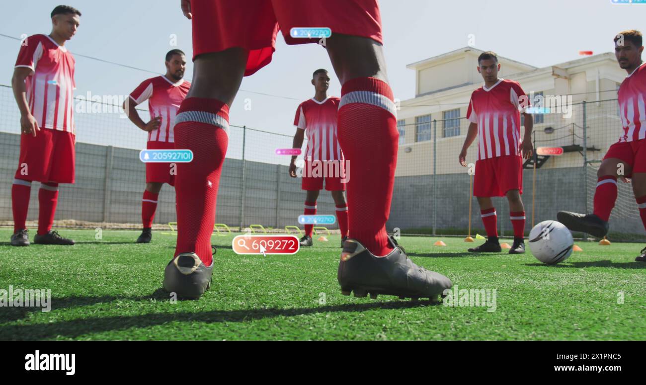 Eine Gruppe von Freunden in rot-weißen Fußballuniformen steht auf dem Spielfeld Stockfoto