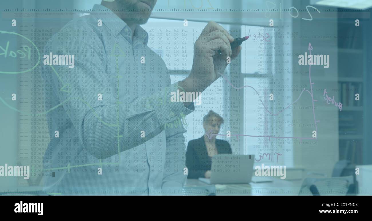 Kaukasischer männlicher Erwachsener erklärt Graphen, kaukasischer weiblicher Erwachsener hört zu Stockfoto