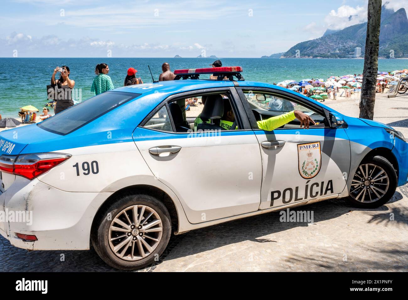 Polizeibeamte halten Wache auf Ipanema Beach, Ipanema, Rio de Janeiro, Brasilien. Stockfoto