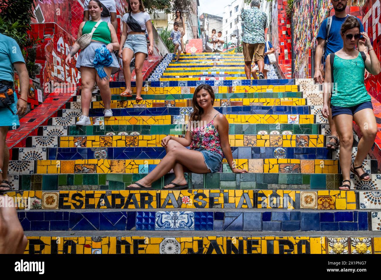 Eine weibliche Touristin posiert für Ein Foto auf der Lapa-Treppe (Escadaria Selaron) Rio de Janeiro, Brasilien. Stockfoto