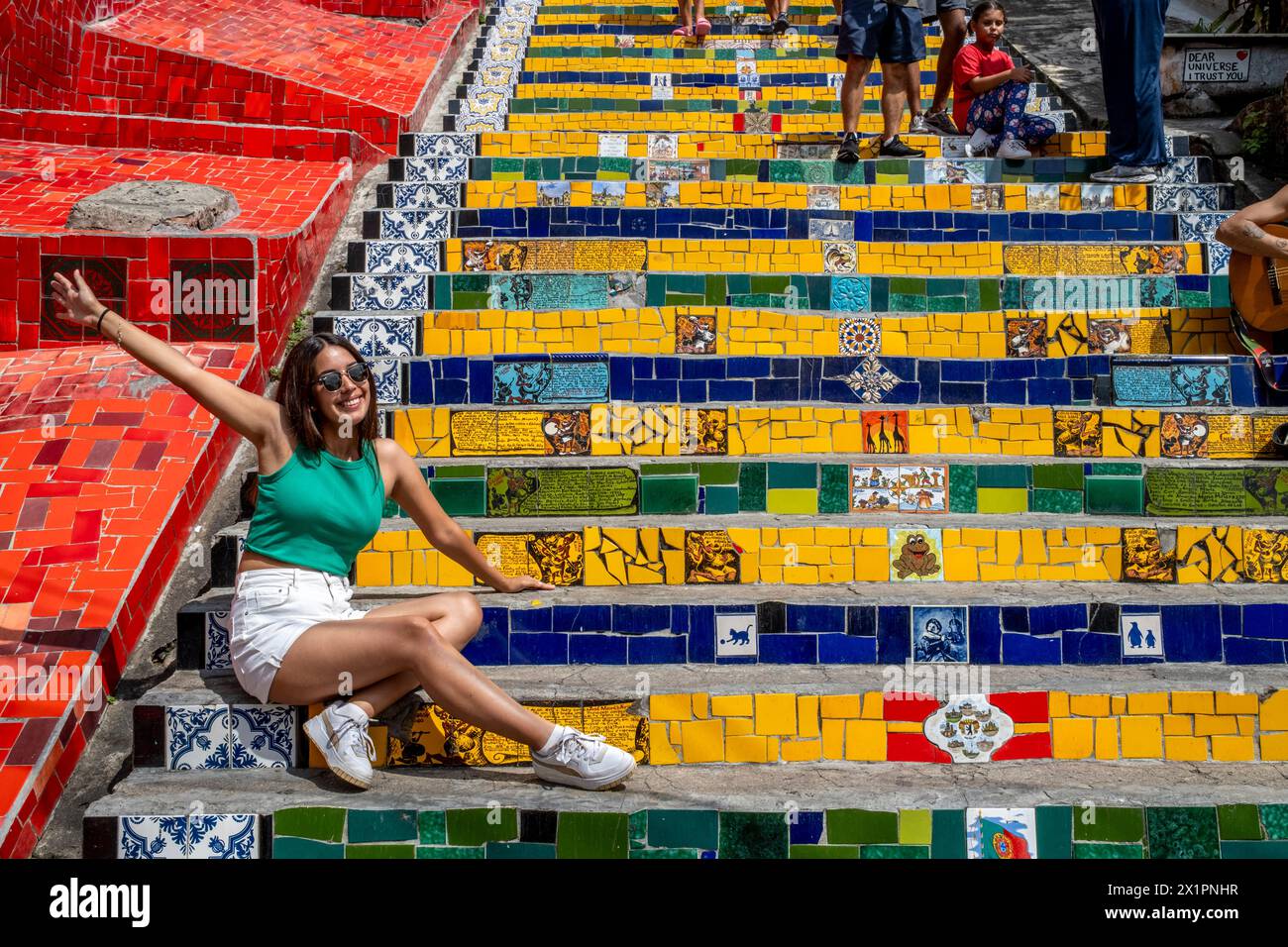 Eine weibliche Touristin posiert für Ein Foto auf der Lapa-Treppe (Escadaria Selaron) Rio de Janeiro, Brasilien. Stockfoto