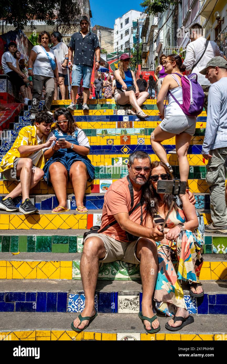 Touristen posieren für Selfies auf der Lapa Treppe (Escadaria Selaron) Rio de Janeiro, Brasilien. Stockfoto
