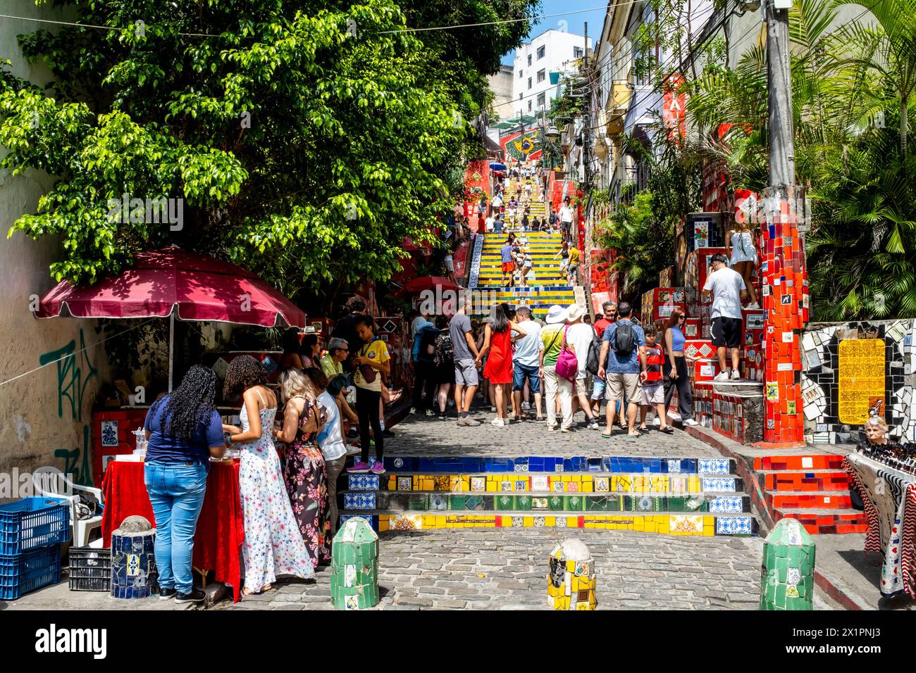 Touristen/Besucher an der Lapa Treppe (Escadaria Selaron) Rio de Janeiro, Brasilien. Stockfoto