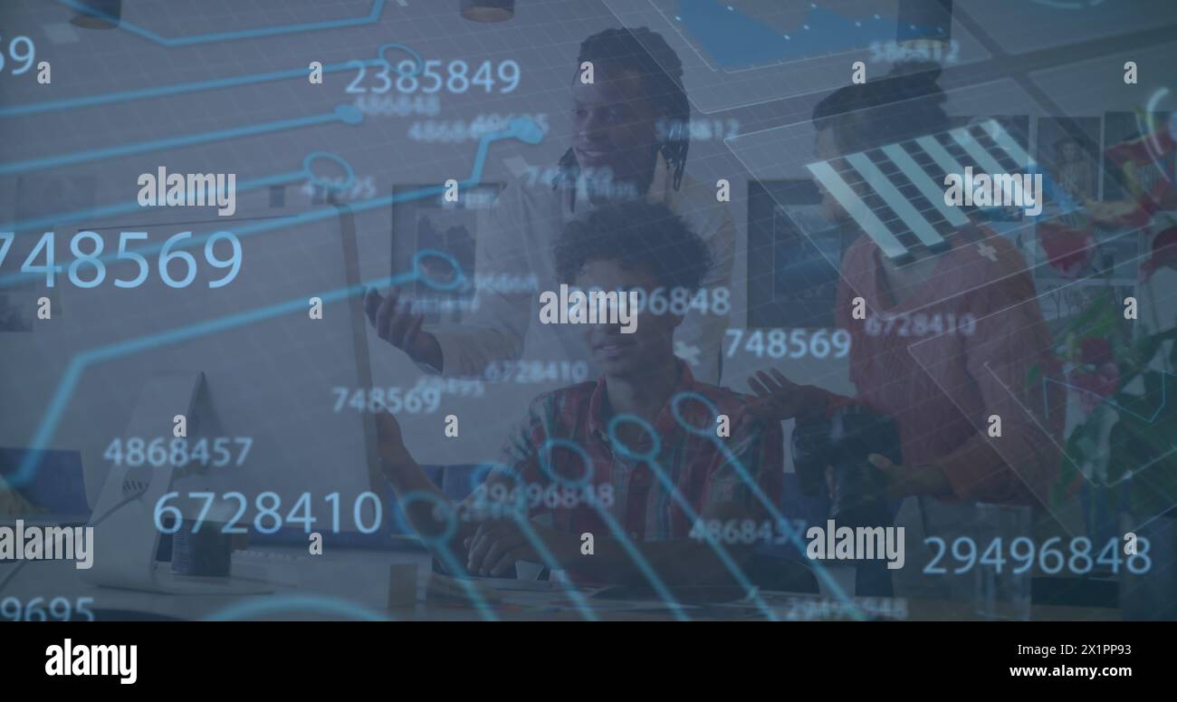 Eine Gruppe von Freunden, eine hält ein Tablet in der Hand Stockfoto