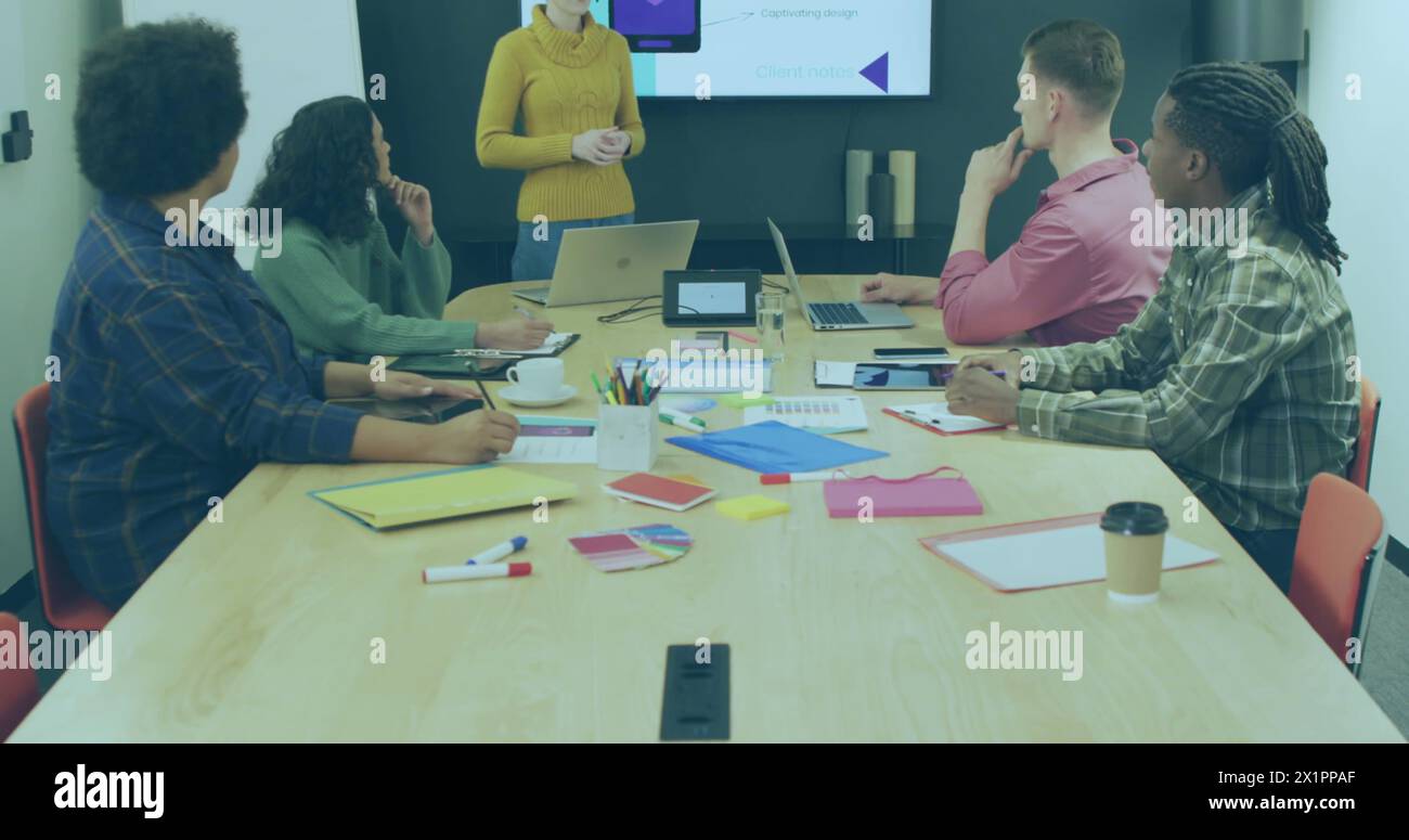 Verschiedene Mitarbeiter diskutieren über das Design von Business App Stockfoto