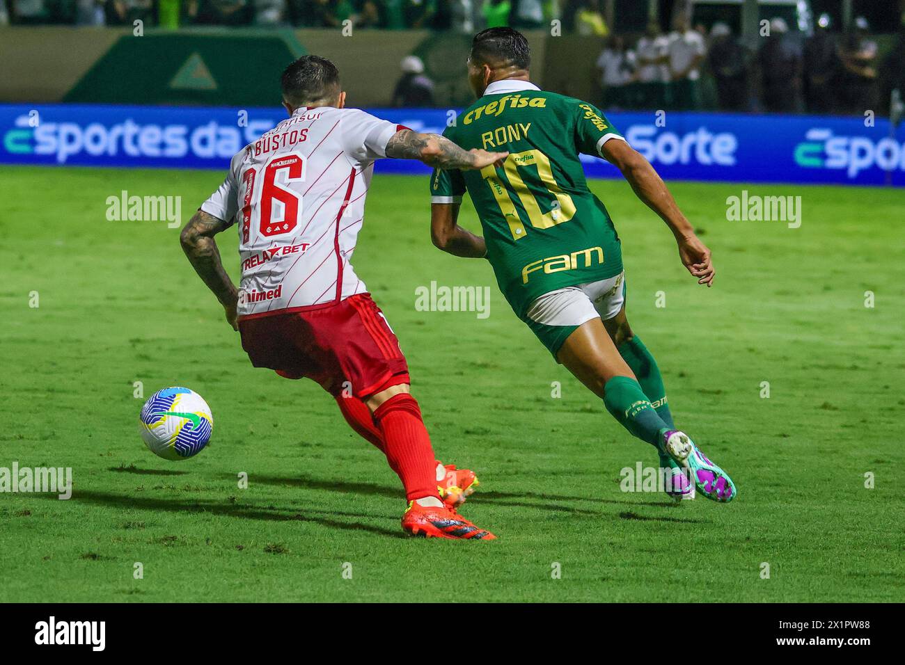 São PAULO, SP - 17.04.2024: PALMEIRAS X INTERNACIONAL - Fabricio Bustos und Rony während des Spiels zwischen Palmeiras x Internacional gültig für die 2. Runde der brasilianischen Meisterschaft 2024 in der Arena Barueri am Mittwochabend (17). (Foto: Juri Murakami/Fotoarena) Stockfoto