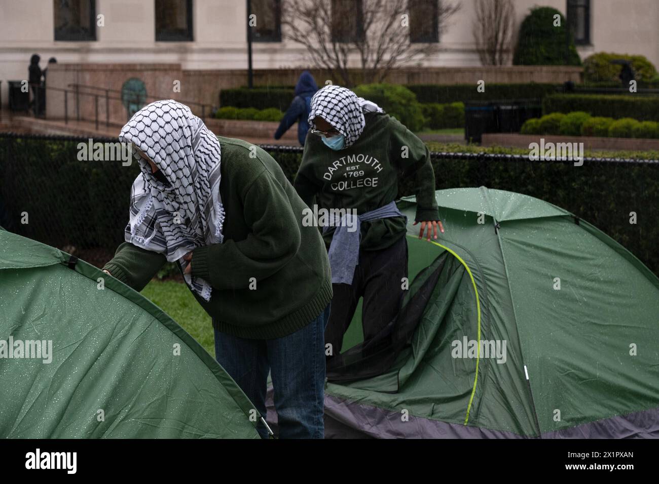 New York, New York, USA. April 2024. Während sich die Columbia University auf den Beginn vorbereitet, haben Studenten ein Lager mit fast 60 Zelten eingerichtet, um zu fordern, dass die Institution Israel veräußert. (Kreditbild: © Laura Brett/ZUMA Press Wire) NUR REDAKTIONELLE VERWENDUNG! Nicht für kommerzielle ZWECKE! Stockfoto