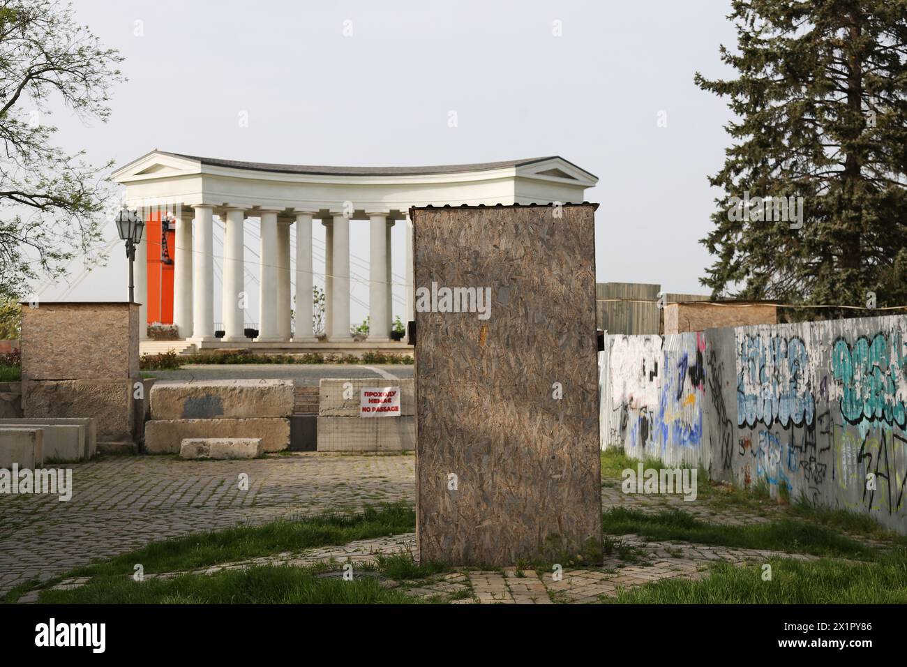 Odessa, Ukraine. April 2024. Blick auf die Woronzow-Kolonnade, die Löwenskulptur in den Schutzbauten, eine Betonbarriere und ein Schild mit einer Inschrift, die die Passage am Ende des Prymorskyi Boulevard begrenzt. Der Worontsow-Palast ist ein Palast und Kolonnade aus dem 19. Jahrhundert in Odesa, Ukraine, am Ende des Prymorskyi-Boulevards, der seit Beginn der vollständigen Invasion der Russischen Föderation in das Gebiet der Ukraine für die Öffentlichkeit gesperrt ist. (Foto: Viacheslav Onyschtschenko/SOPA Images/SIPA USA) Credit: SIPA USA/Alamy Live News Stockfoto