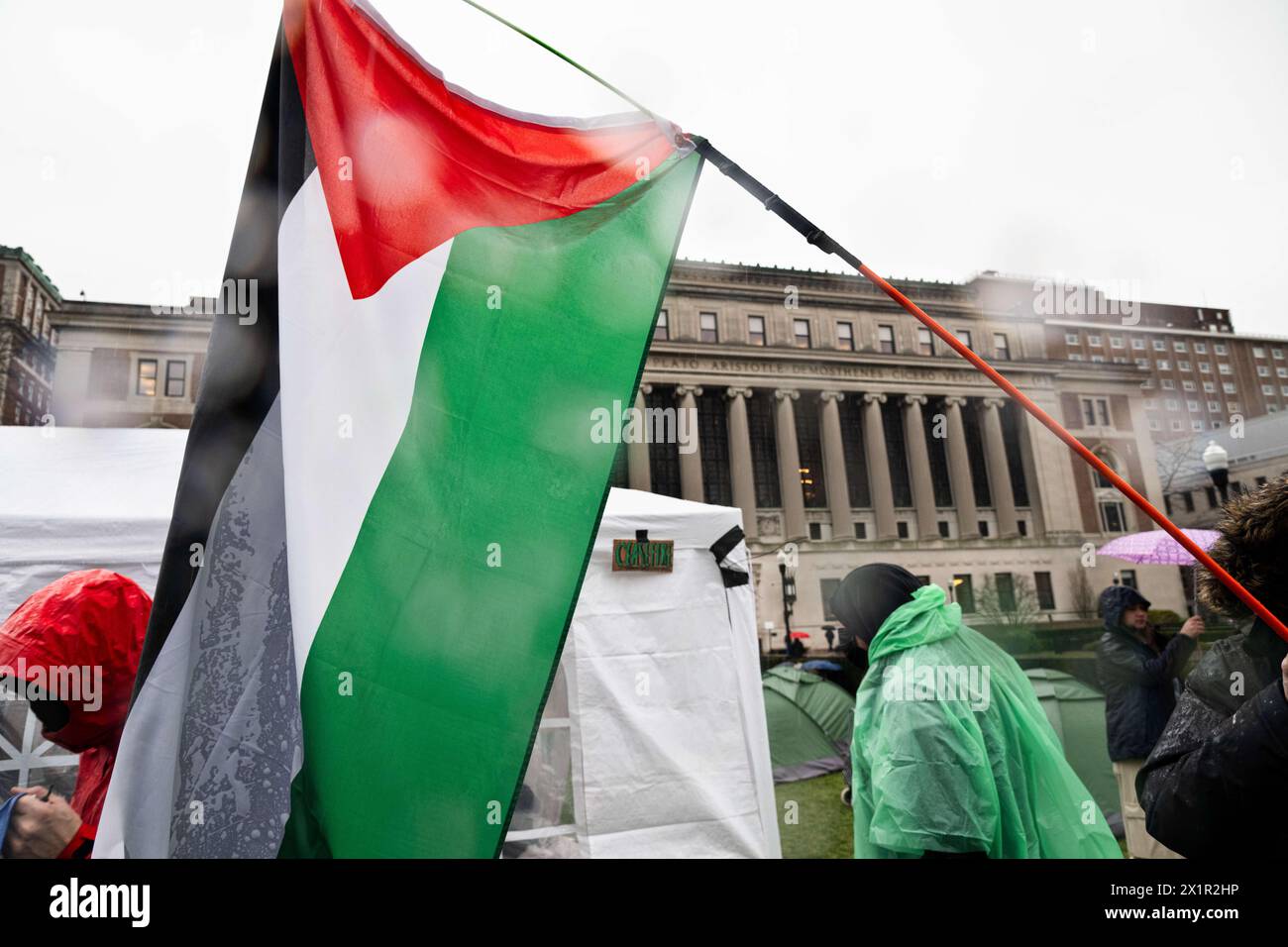 New York, New York, USA. April 2024. Während sich die Columbia University auf den Beginn vorbereitet, haben Studenten ein Lager mit fast 60 Zelten eingerichtet, um zu fordern, dass die Institution Israel veräußert. (Kreditbild: © Laura Brett/ZUMA Press Wire) NUR REDAKTIONELLE VERWENDUNG! Nicht für kommerzielle ZWECKE! Stockfoto