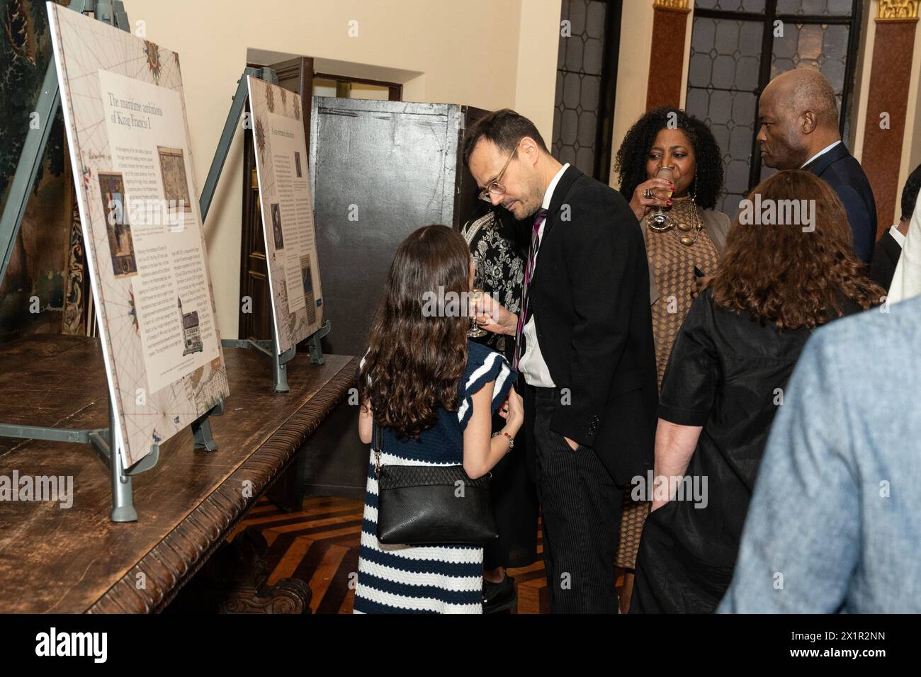 Besucher betrachten die Ausstellung während der Feier des 500. Jahrestages der Entdeckung der New York Bay durch Verrazzano am 18. April 2024 im französischen Konsulat in New York Stockfoto