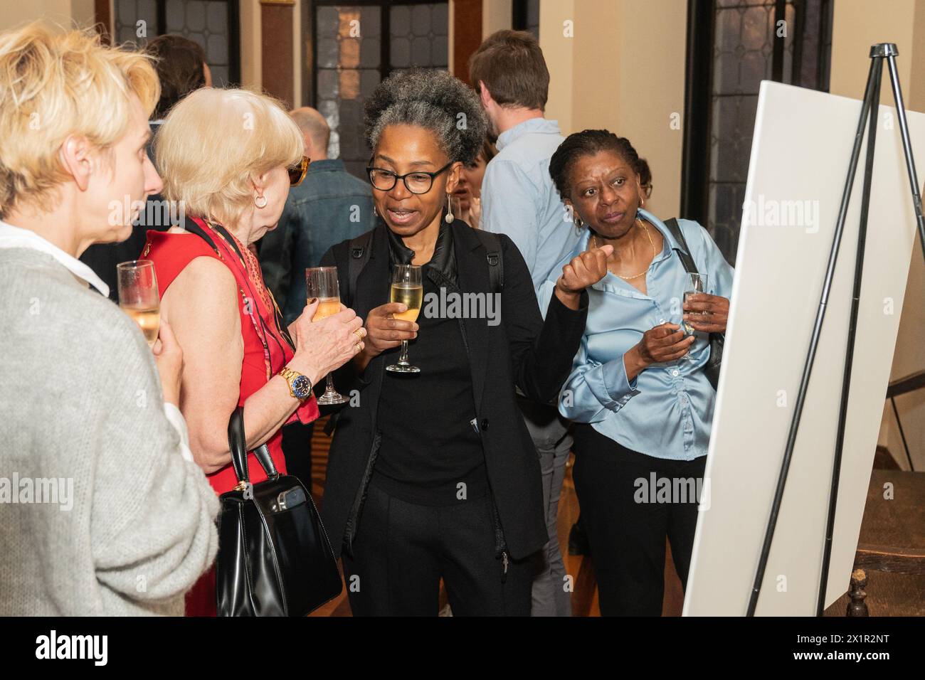 Besucher betrachten die Ausstellung während der Feier des 500. Jahrestages der Entdeckung der New York Bay durch Verrazzano am 18. April 2024 im französischen Konsulat in New York Stockfoto
