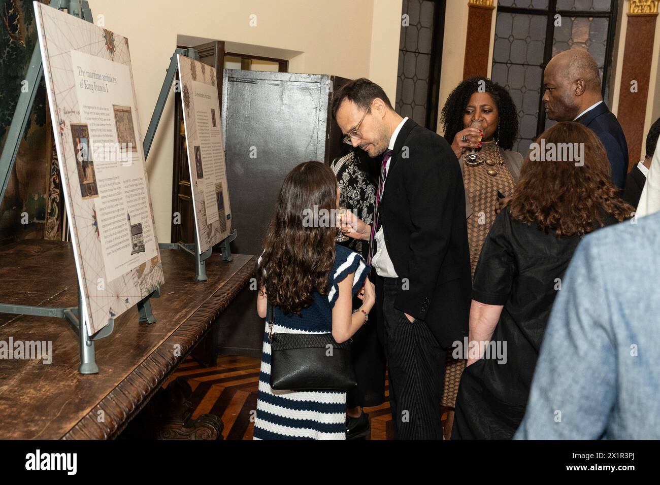 New York, USA. April 2024. Besucher betrachten die Ausstellung während der Feier des 500. Jahrestages von Verrazzanos Entdeckung der New York Bay im französischen Konsulat in New York am 18. April 2024. (Foto: Lev Radin/SIPA USA) Credit: SIPA USA/Alamy Live News Stockfoto