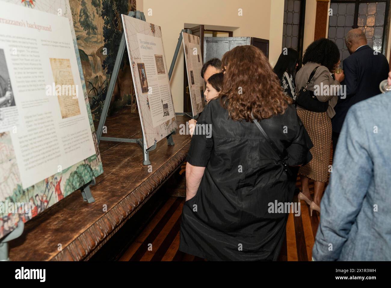 New York, New York, USA. April 2024. Besucher betrachten die Ausstellung während der Feier des 500. Jahrestages von Verrazzanos Entdeckung der New York Bay im französischen Konsulat in New York am 18. April 2024 (Bild: © Lev Radin/ZUMA Press Wire) NUR REDAKTIONELLE VERWENDUNG! Nicht für kommerzielle ZWECKE! Stockfoto