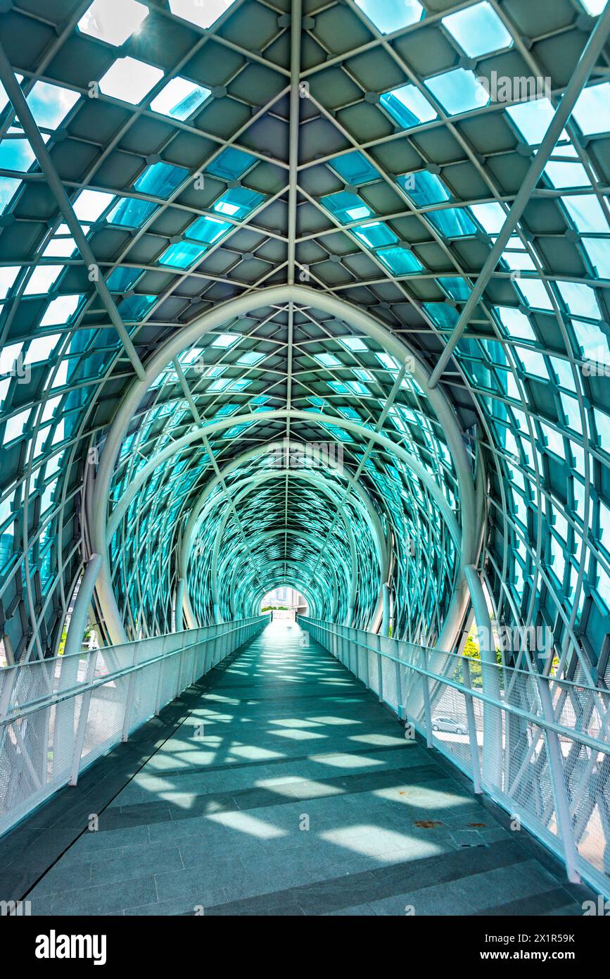Exquisite Fußgängerbrücke, eröffnet 2020, überquert den Klang Fluss, verbindet Kampung Baru mit dem Stadtzentrum und bietet einen Blick auf die Stadt Stockfoto