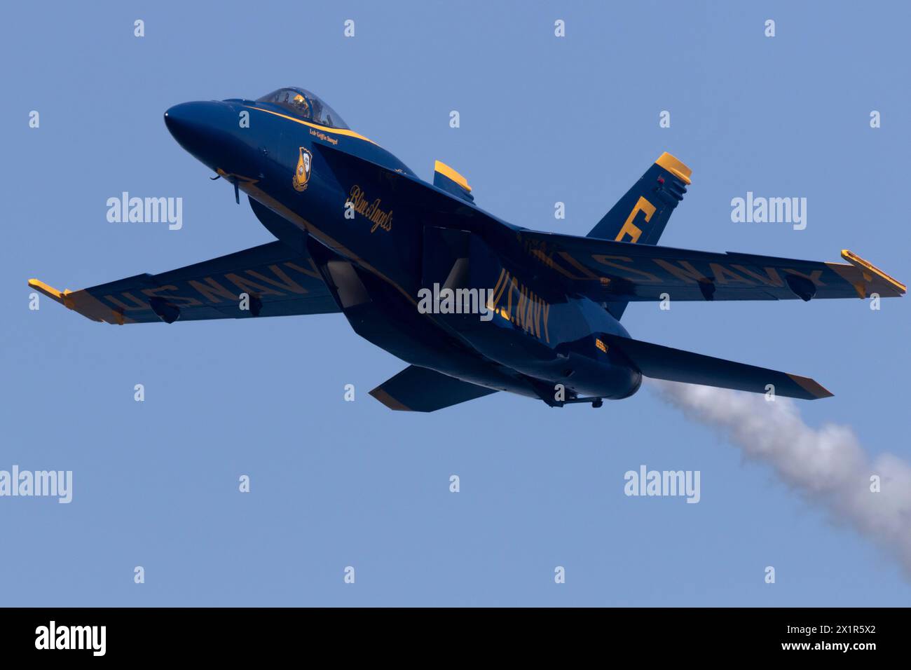 Blue Angels gegen Einzelflugzeuge. Stockfoto