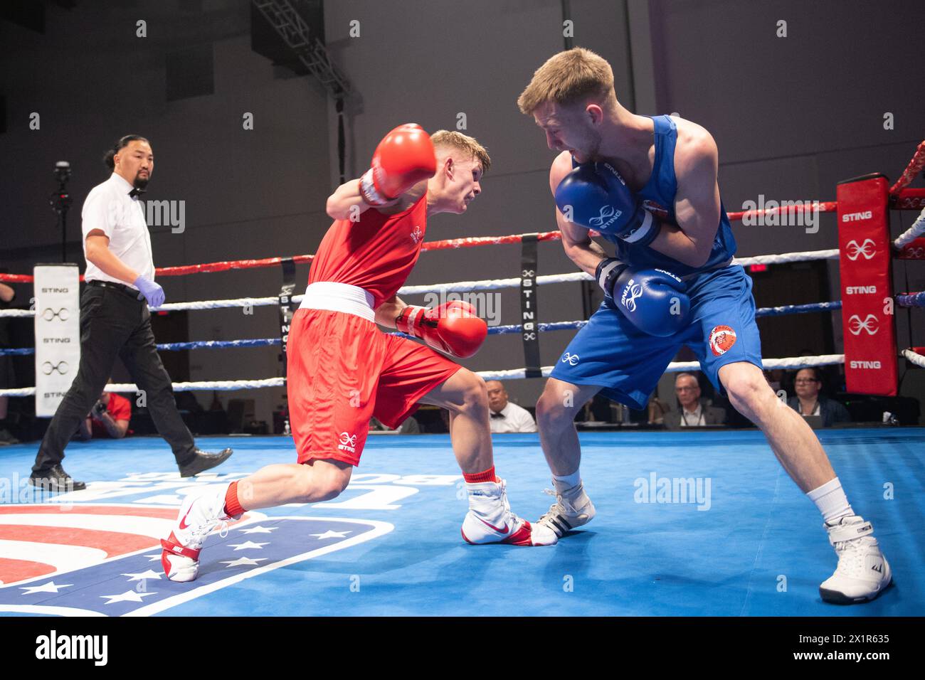 Pueblo, Colorado, USA. April 2024. Owain Harris von Großbritannien (Red) tauscht Schläge mit Frederik Jensen aus Dänemark aus und schlug ihn in einem 57 kg schweren Vorkampf. Quelle: Casey B. Gibson/Alamy Live News Stockfoto