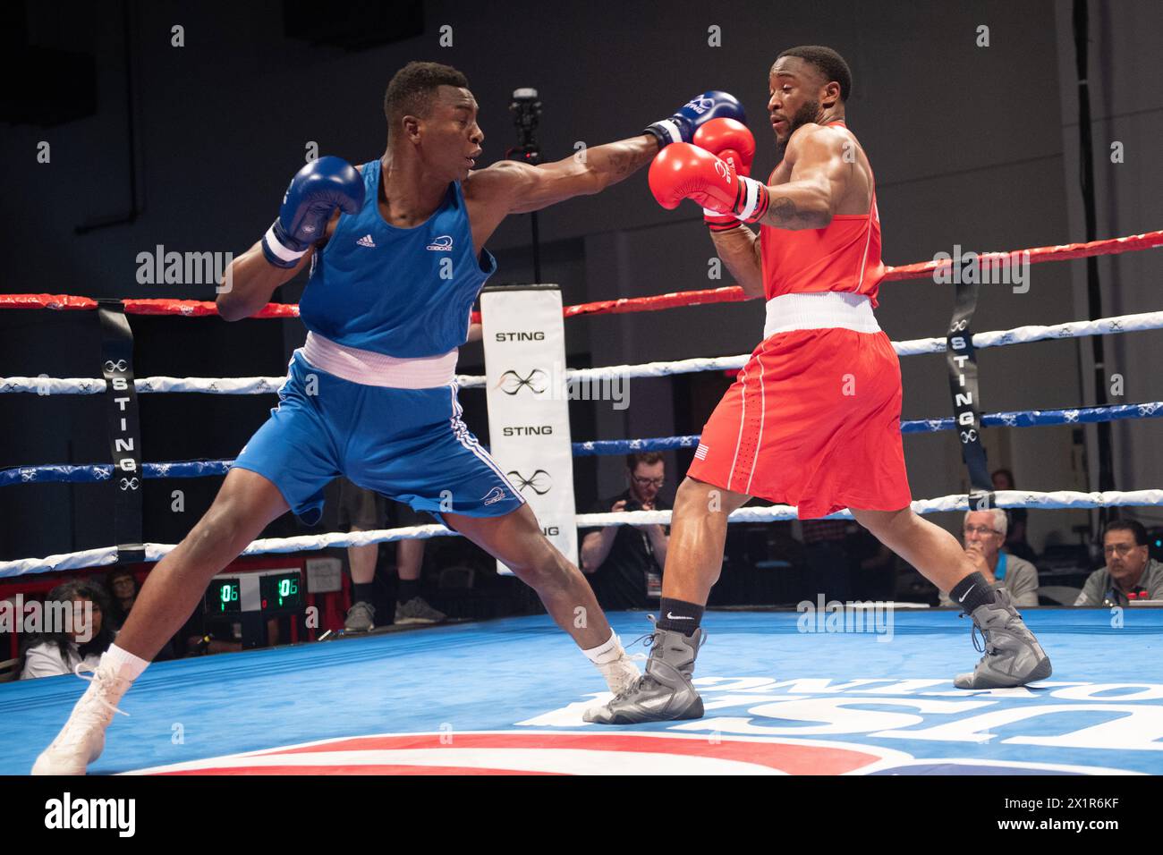 Pueblo, Colorado, USA. April 2024. Keno Machado (Blue) aus Brasilien besiegt Danel Brown aus den Vereinigten Staaten in einem 92 kg schweren Vorkampf. Quelle: Casey B. Gibson/Alamy Live News Stockfoto