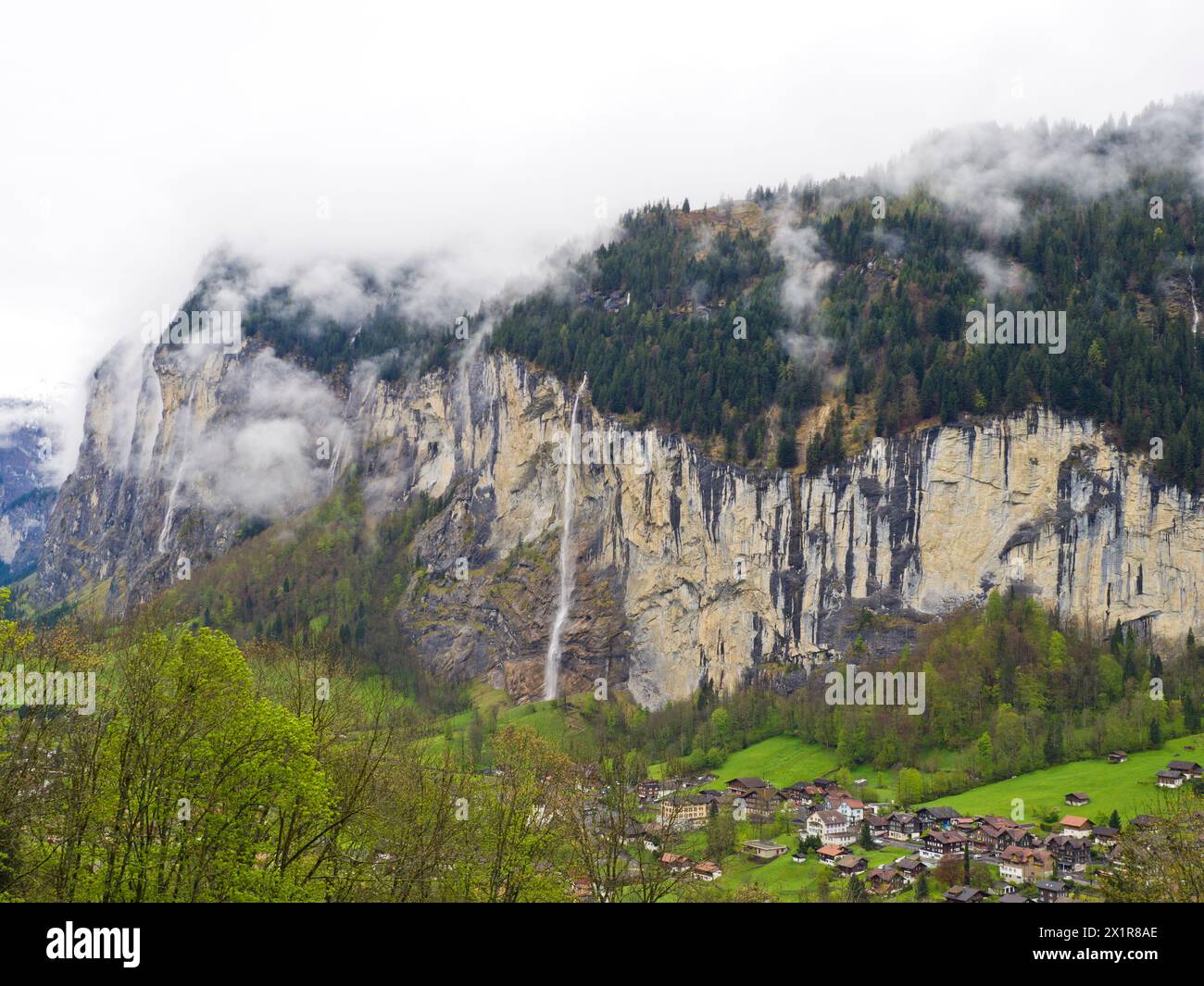 Landschaft des Dorfes Lauterbrunnen im Alpengebirgstal, Schweiz Stockfoto