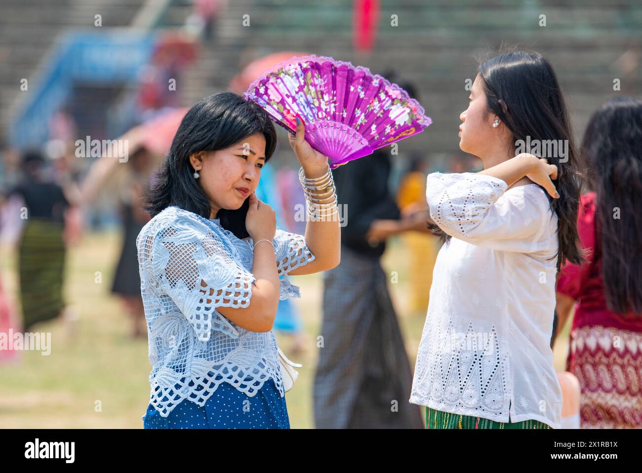 16. April 2024, Rangamati, Chattogram, Bangladesch: Das Baisabi-Festival der Hügel endete mit dem Sangrai-Wasserfest der Marma-Gemeinde in Rangamati. Die Traurigkeit und die Trauer des alten Jahres werden weggespült und das neue Jahr wird durch dieses Wasserfest begrüßt. Sangrai Water Festival ist das wichtigste gesellschaftliche Ereignis von Marmas und wird mit großem Pomp von der Marma Community gefeiert. Obwohl das Baisabi-Festival mit dem Wasserfest im Rangamati Ching HLA Mong Mari Stadium endet, wird das Baisabi-Festival in den abgelegenen Gebieten des hil bis Ende April fortgesetzt Stockfoto