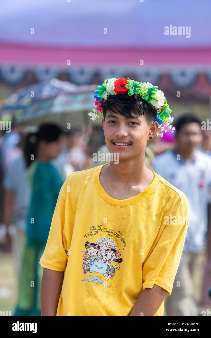 16. April 2024, Rangamati, Chattogram, Bangladesch: Das Baisabi-Festival der Hügel endete mit dem Sangrai-Wasserfest der Marma-Gemeinde in Rangamati. Die Traurigkeit und die Trauer des alten Jahres werden weggespült und das neue Jahr wird durch dieses Wasserfest begrüßt. Sangrai Water Festival ist das wichtigste gesellschaftliche Ereignis von Marmas und wird mit großem Pomp von der Marma Community gefeiert. Obwohl das Baisabi-Festival mit dem Wasserfest im Rangamati Ching HLA Mong Mari Stadium endet, wird das Baisabi-Festival in den abgelegenen Gebieten des hil bis Ende April fortgesetzt Stockfoto