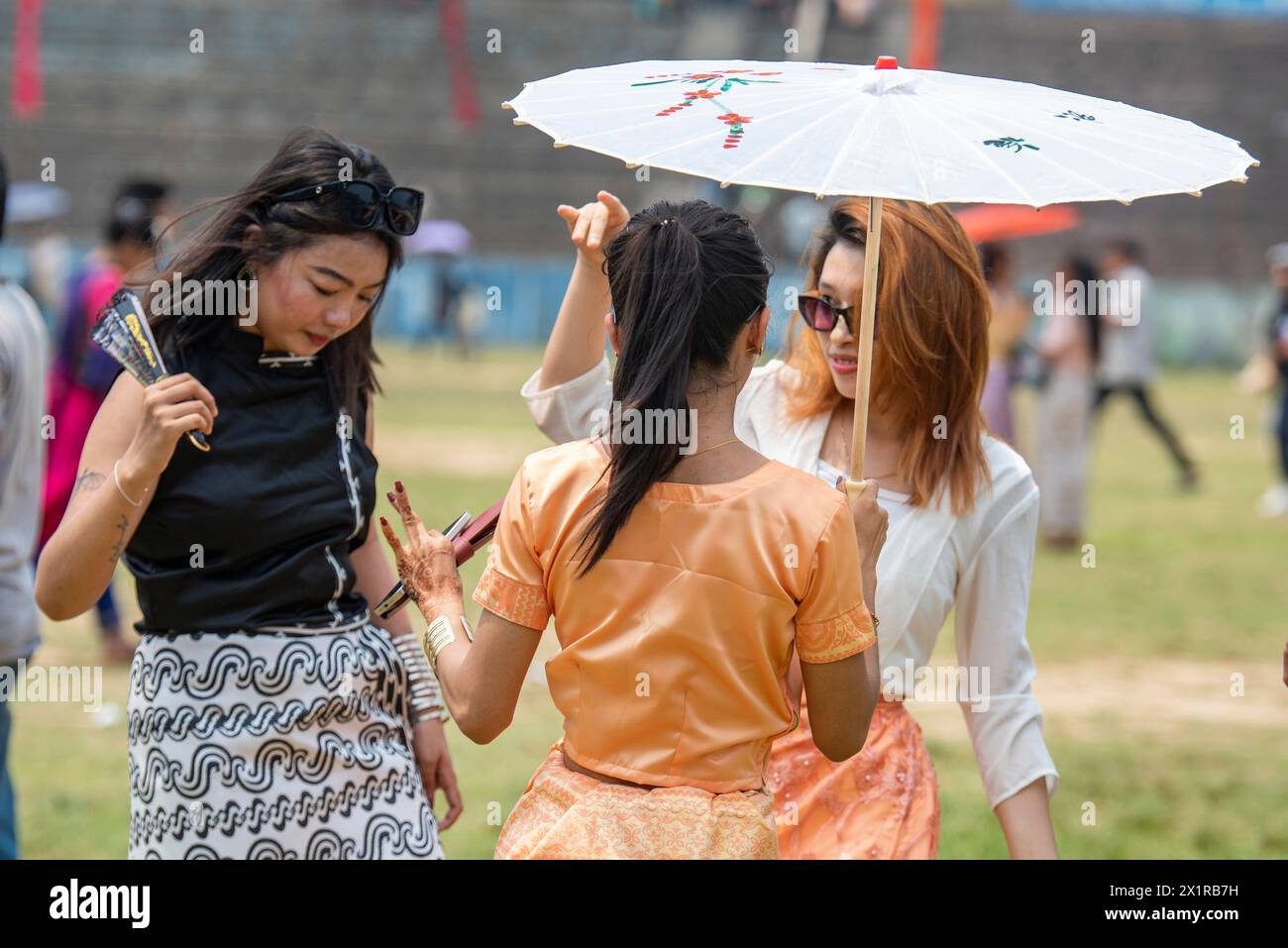 16. April 2024, Rangamati, Chattogram, Bangladesch: Das Baisabi-Festival der Hügel endete mit dem Sangrai-Wasserfest der Marma-Gemeinde in Rangamati. Die Traurigkeit und die Trauer des alten Jahres werden weggespült und das neue Jahr wird durch dieses Wasserfest begrüßt. Sangrai Water Festival ist das wichtigste gesellschaftliche Ereignis von Marmas und wird mit großem Pomp von der Marma Community gefeiert. Obwohl das Baisabi-Festival mit dem Wasserfest im Rangamati Ching HLA Mong Mari Stadium endet, wird das Baisabi-Festival in den abgelegenen Gebieten des hil bis Ende April fortgesetzt Stockfoto