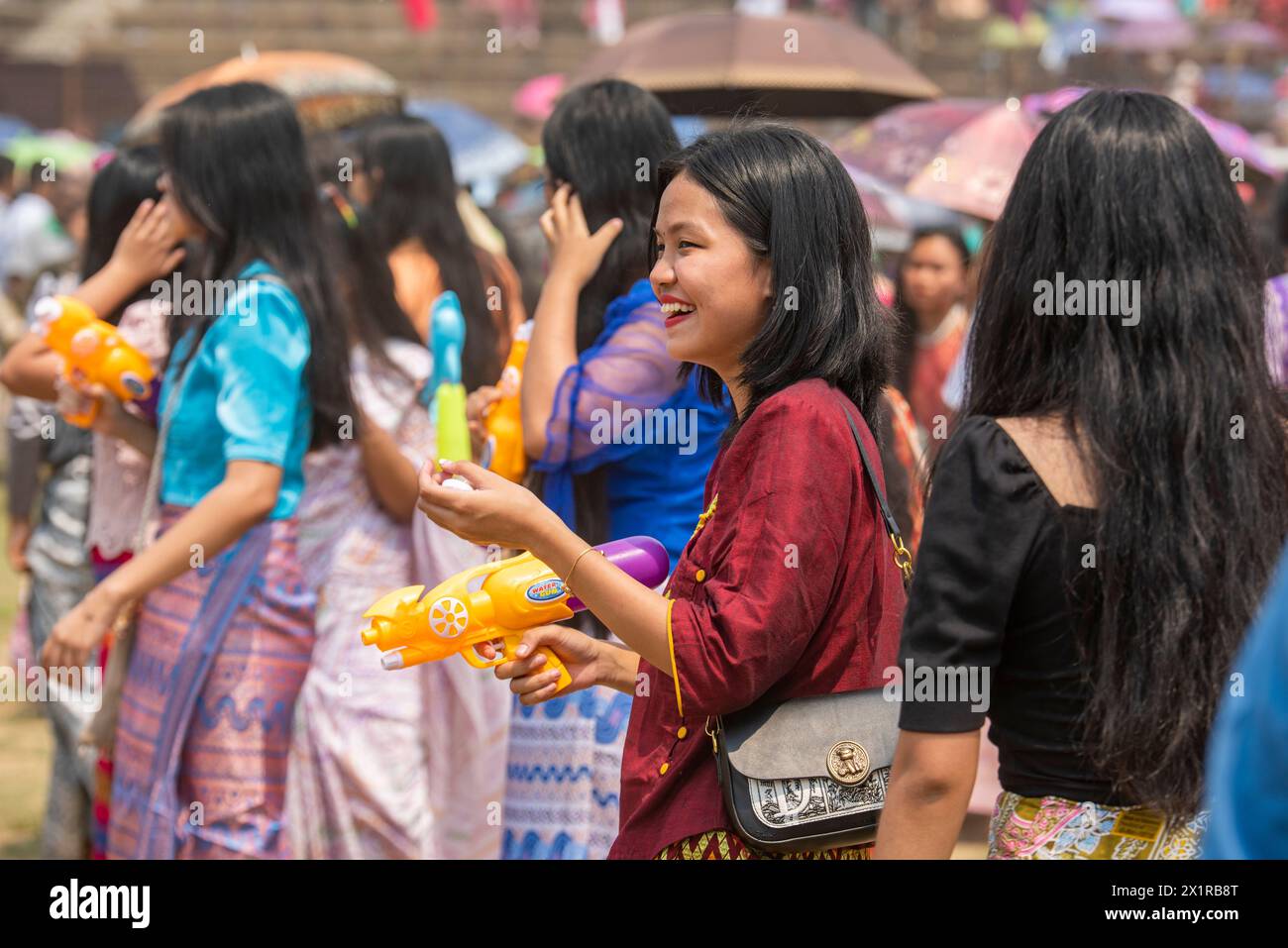 16. April 2024, Rangamati, Chattogram, Bangladesch: Das Baisabi-Festival der Hügel endete mit dem Sangrai-Wasserfest der Marma-Gemeinde in Rangamati. Die Traurigkeit und die Trauer des alten Jahres werden weggespült und das neue Jahr wird durch dieses Wasserfest begrüßt. Sangrai Water Festival ist das wichtigste gesellschaftliche Ereignis von Marmas und wird mit großem Pomp von der Marma Community gefeiert. Obwohl das Baisabi-Festival mit dem Wasserfest im Rangamati Ching HLA Mong Mari Stadium endet, wird das Baisabi-Festival in den abgelegenen Gebieten des hil bis Ende April fortgesetzt Stockfoto