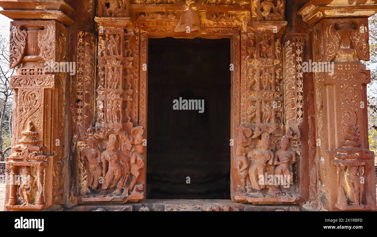 Geschnitzter Eingang des Bhandaria Tempels, auch bekannt als Shishu Madia, Chandela Era Tempel, Chandpur, Lalitpur, Uttar Pradesh, Indien. Stockfoto