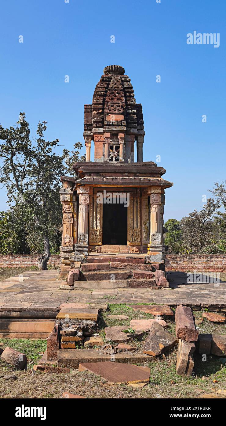 Vorderansicht des Kuraiya Bir Tempels, gewidmet Lord Shiva, aus dem 8. Jahrhundert, Deogarh, Lalitpur, Uttar Pradesh, Indien. Stockfoto