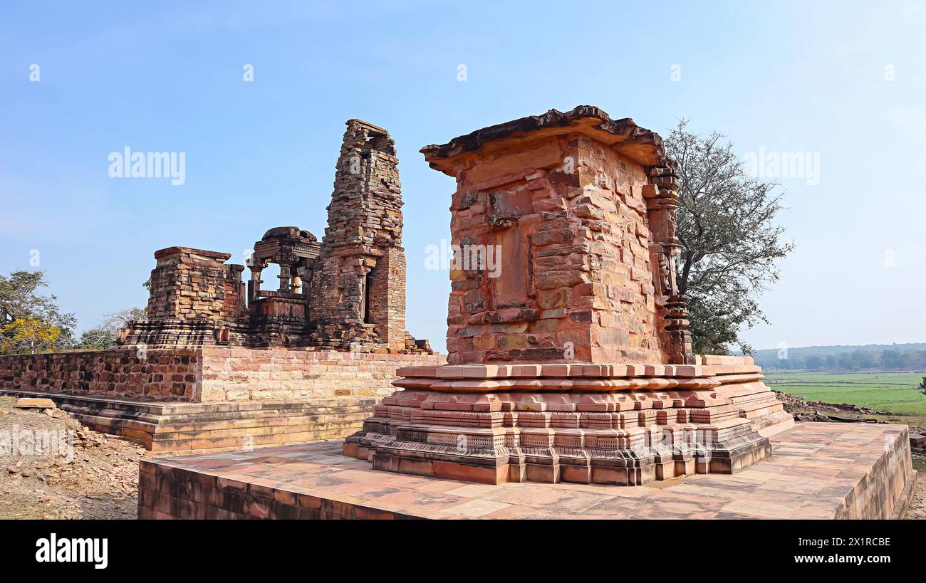 Blick auf die Ruine Shiva Tempel und Kleinsurang, Dudhai Gruppe von Tempeln, Dudhai, Lalitpur, Uttar Pradesh, Indien. Stockfoto