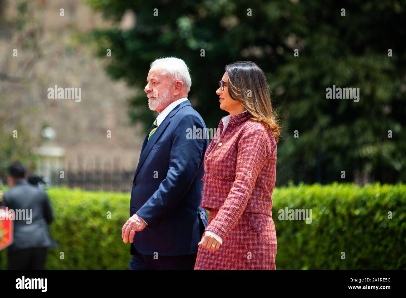 Bogota, Kolumbien. April 2024. Der brasilianische Präsident Luis Inacio Lula da Silva (L) und seine Frau und First Lady Rosangela Dasilva (R) nehmen am offiziellen Besuch des brasilianischen Präsidenten Lula da Silva in Bogota, Kolumbien, am 17. April 2024 Teil. Foto: Chepa Beltran/Long Visual Press Credit: Long Visual Press/Alamy Live News Stockfoto