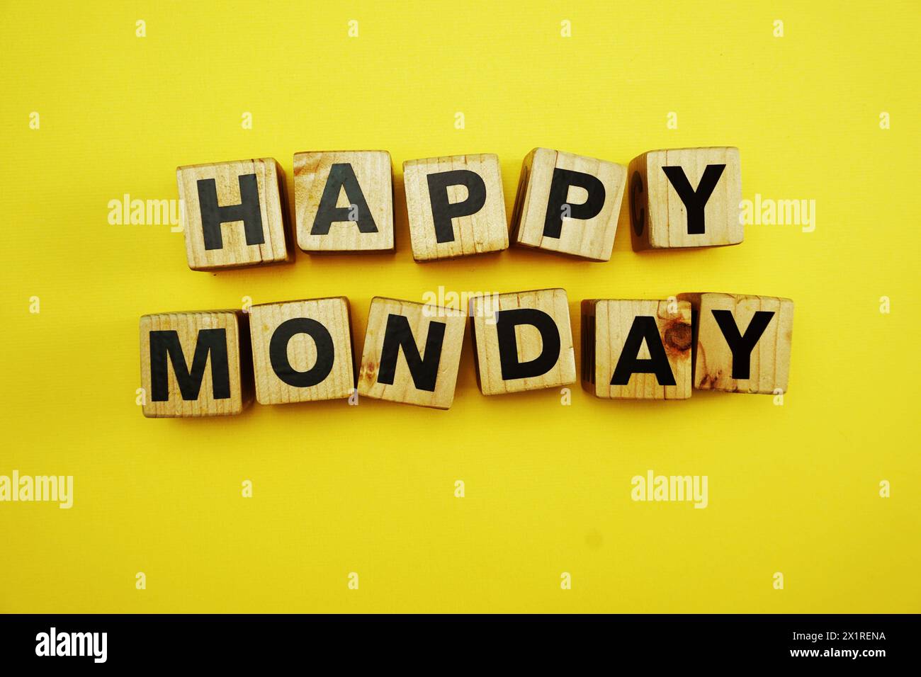 Happy monday Buchstaben auf gelbem Hintergrund Stockfoto