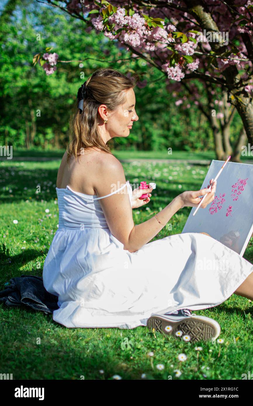 Eine Künstlerin malt ein Bild mit rosa Farben. Stockfoto
