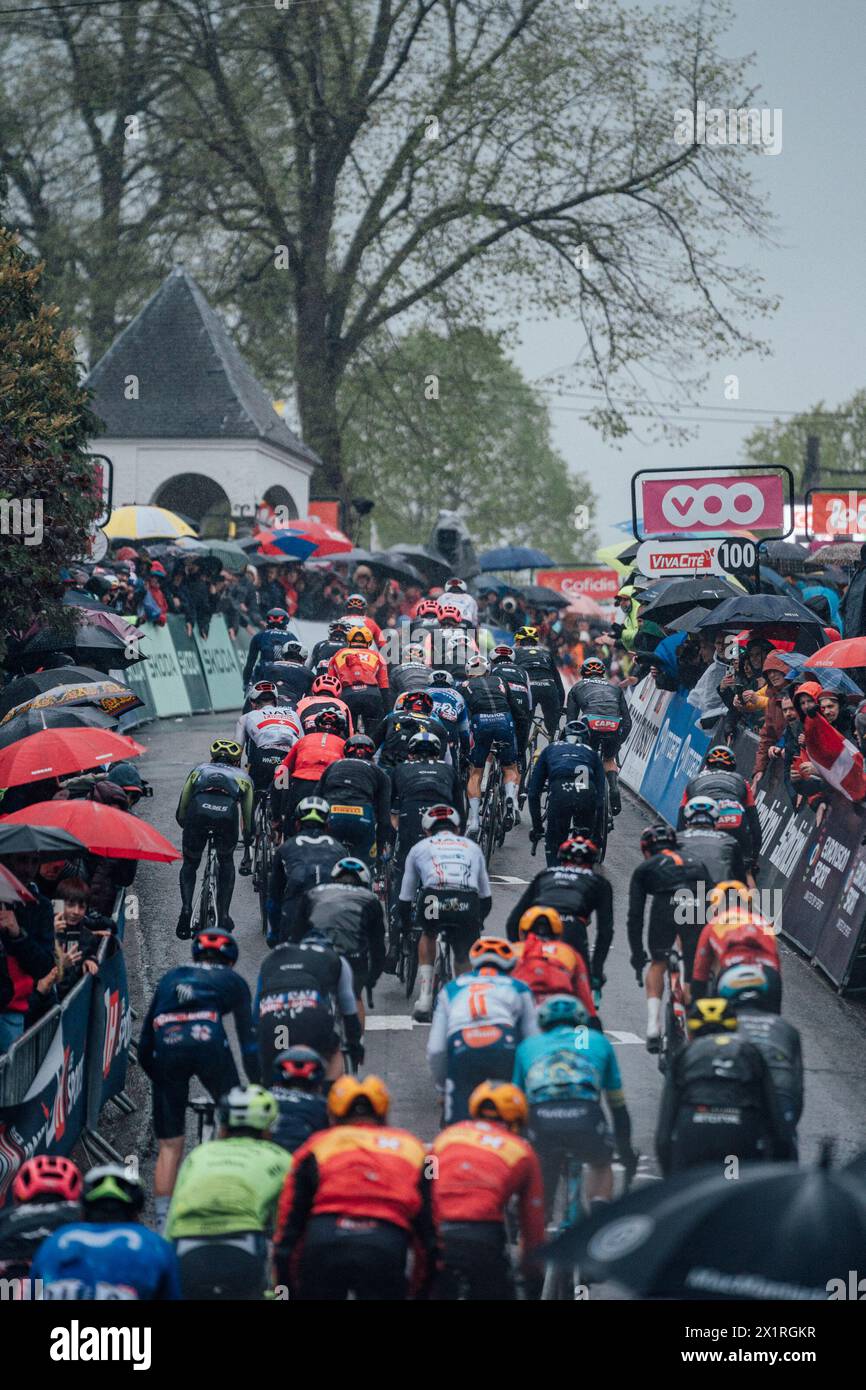 Huy, Belgien. April 2024. Bild von Zac Williams/SWpix.com - 17/04/2024 - Radfahren - 2024 Fleche Wallone - das Feld steigt die Mur de Huy an. Quelle: SWpix/Alamy Live News Stockfoto