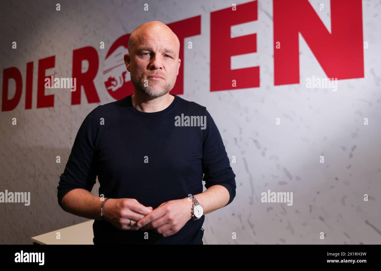 Leipzig, Deutschland. April 2024. Rouven Schröder, Sportdirektor des RB Leipzig, steht vor dem Schild „die Roten Bullen“ in der Red Bull Academy. Hinweis: Jan Woitas/dpa – WICHTIGER HINWEIS: gemäß den Vorschriften der DFL Deutscher Fußball-Liga und des DFB Deutscher Fußball-Bundes ist es verboten, im Stadion und/oder des Spiels aufgenommene Fotografien in Form von sequenziellen Bildern und/oder videoähnlichen Fotoserien zu verwenden oder zu nutzen./dpa/Alamy Live News Stockfoto