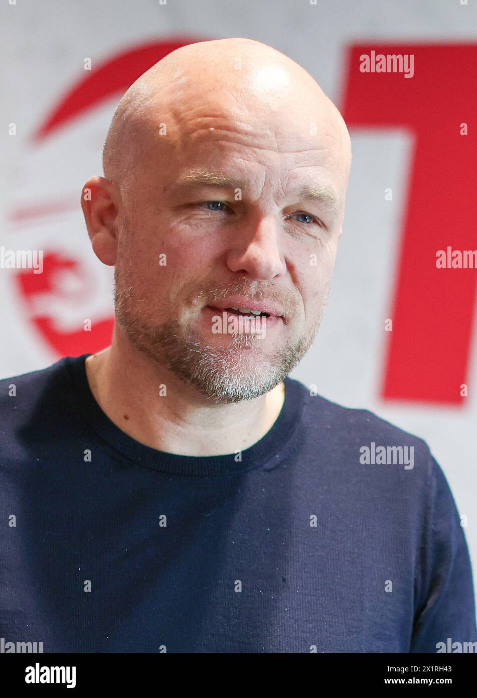 Leipzig, Deutschland. April 2024. Rouven Schröder, Sportdirektor des RB Leipzig, spricht mit einem Mitarbeiter der Red Bull Academy. Hinweis: Jan Woitas/dpa – WICHTIGER HINWEIS: gemäß den Vorschriften der DFL Deutscher Fußball-Liga und des DFB Deutscher Fußball-Bundes ist es verboten, im Stadion und/oder des Spiels aufgenommene Fotografien in Form von sequenziellen Bildern und/oder videoähnlichen Fotoserien zu verwenden oder zu nutzen./dpa/Alamy Live News Stockfoto