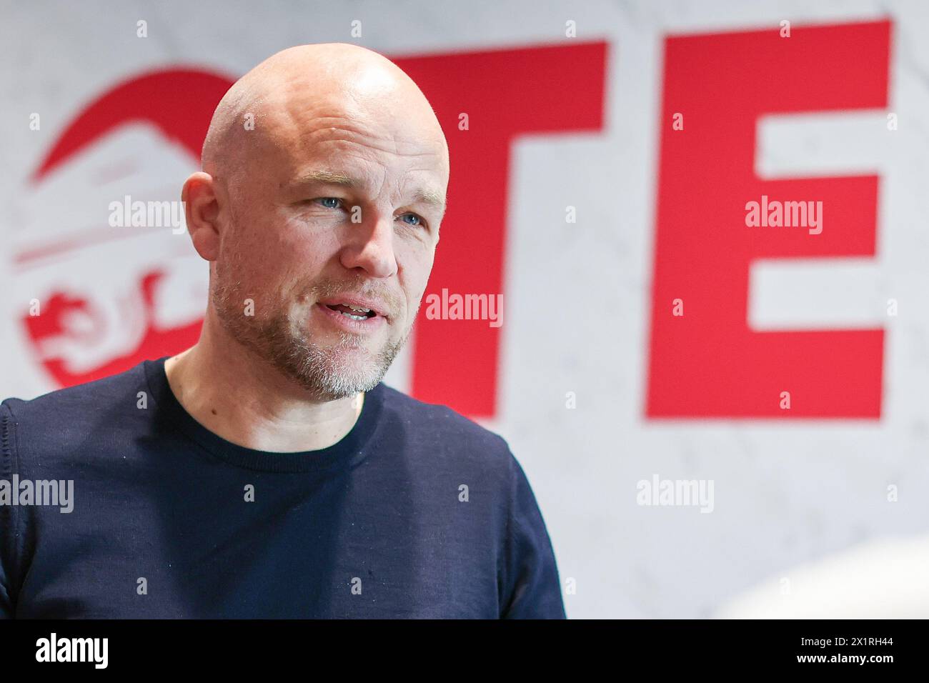 Leipzig, Deutschland. April 2024. Rouven Schröder, Sportdirektor des RB Leipzig, spricht mit einem Mitarbeiter der Red Bull Academy. Hinweis: Jan Woitas/dpa – WICHTIGER HINWEIS: gemäß den Vorschriften der DFL Deutscher Fußball-Liga und des DFB Deutscher Fußball-Bundes ist es verboten, im Stadion und/oder des Spiels aufgenommene Fotografien in Form von sequenziellen Bildern und/oder videoähnlichen Fotoserien zu verwenden oder zu nutzen./dpa/Alamy Live News Stockfoto