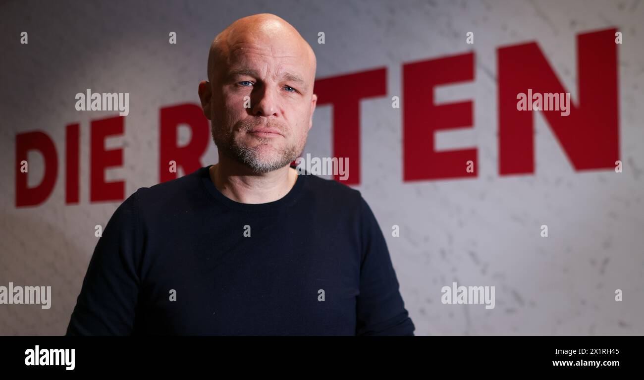 Leipzig, Deutschland. April 2024. Rouven Schröder, Sportdirektor des RB Leipzig, steht vor dem Schild „die Roten Bullen“ in der Red Bull Academy. Hinweis: Jan Woitas/dpa – WICHTIGER HINWEIS: gemäß den Vorschriften der DFL Deutscher Fußball-Liga und des DFB Deutscher Fußball-Bundes ist es verboten, im Stadion und/oder des Spiels aufgenommene Fotografien in Form von sequenziellen Bildern und/oder videoähnlichen Fotoserien zu verwenden oder zu nutzen./dpa/Alamy Live News Stockfoto