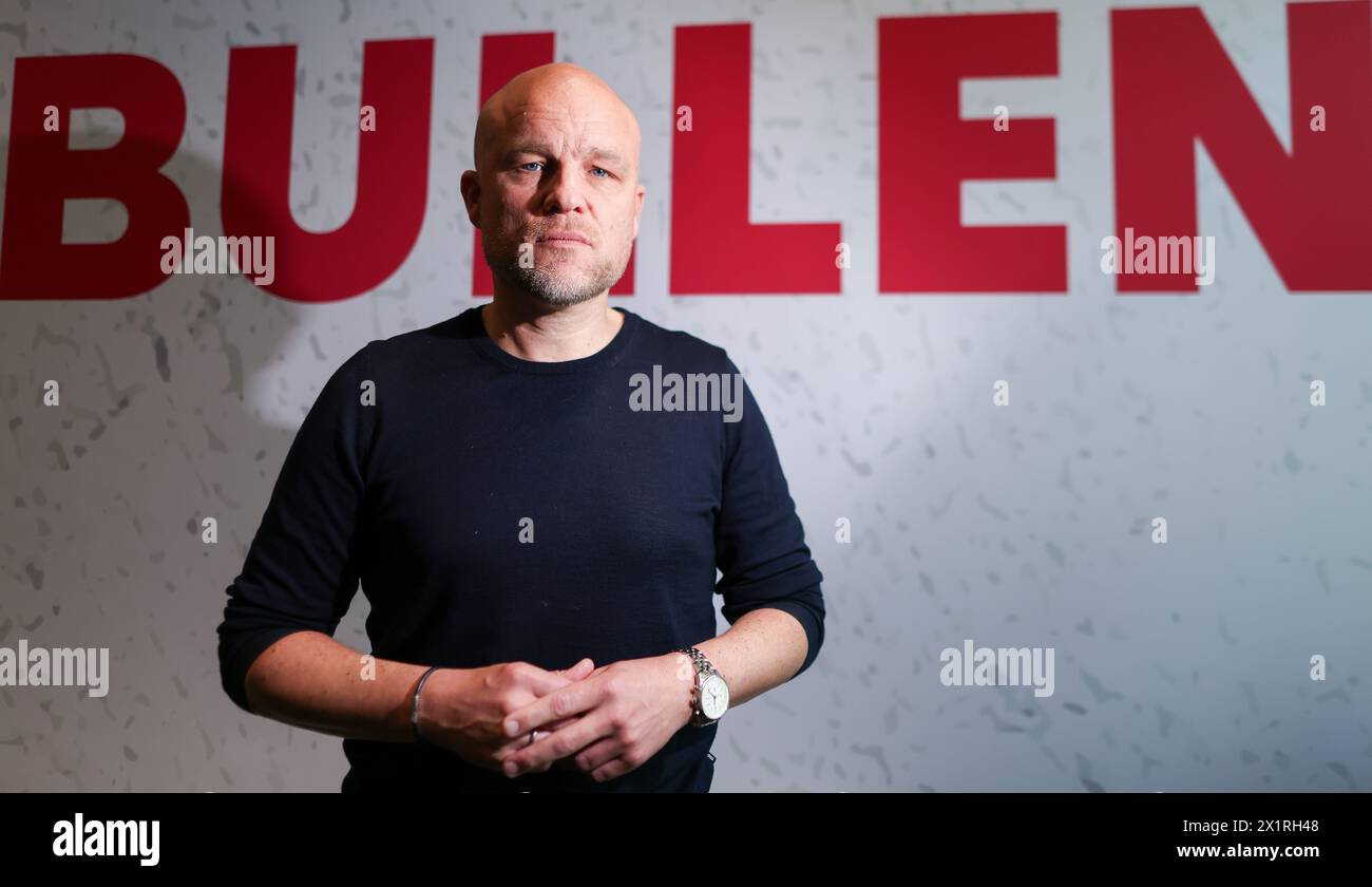 Leipzig, Deutschland. April 2024. Rouven Schröder, Sportdirektor des RB Leipzig, steht vor dem Schild „die Roten Bullen“ in der Red Bull Academy. Hinweis: Jan Woitas/dpa – WICHTIGER HINWEIS: gemäß den Vorschriften der DFL Deutscher Fußball-Liga und des DFB Deutscher Fußball-Bundes ist es verboten, im Stadion und/oder des Spiels aufgenommene Fotografien in Form von sequenziellen Bildern und/oder videoähnlichen Fotoserien zu verwenden oder zu nutzen./dpa/Alamy Live News Stockfoto