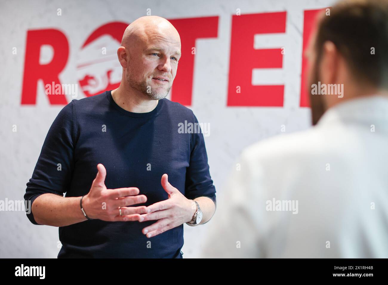 Leipzig, Deutschland. April 2024. Rouven Schröder, Sportdirektor des RB Leipzig, spricht mit einem Mitarbeiter der Red Bull Academy. Hinweis: Jan Woitas/dpa – WICHTIGER HINWEIS: gemäß den Vorschriften der DFL Deutscher Fußball-Liga und des DFB Deutscher Fußball-Bundes ist es verboten, im Stadion und/oder des Spiels aufgenommene Fotografien in Form von sequenziellen Bildern und/oder videoähnlichen Fotoserien zu verwenden oder zu nutzen./dpa/Alamy Live News Stockfoto