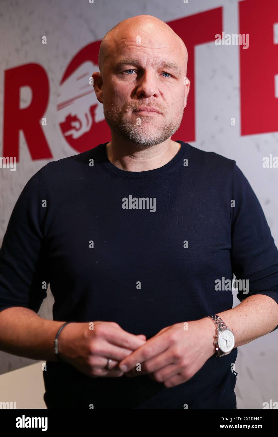 Leipzig, Deutschland. April 2024. Rouven Schröder, Sportdirektor des RB Leipzig, steht vor dem Schild „die Roten Bullen“ in der Red Bull Academy. Hinweis: Jan Woitas/dpa – WICHTIGER HINWEIS: gemäß den Vorschriften der DFL Deutscher Fußball-Liga und des DFB Deutscher Fußball-Bundes ist es verboten, im Stadion und/oder des Spiels aufgenommene Fotografien in Form von sequenziellen Bildern und/oder videoähnlichen Fotoserien zu verwenden oder zu nutzen./dpa/Alamy Live News Stockfoto
