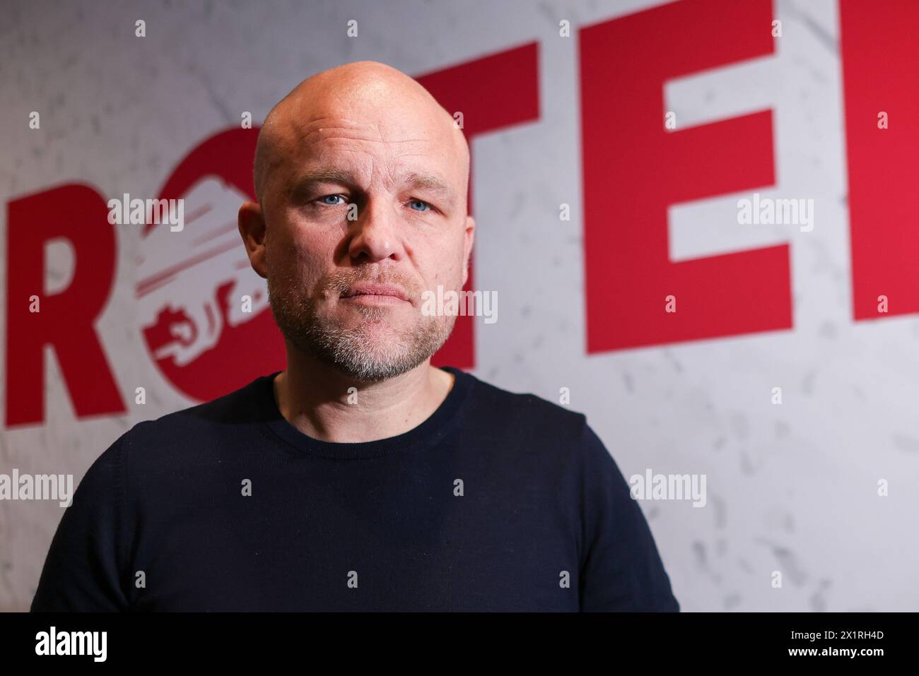 Leipzig, Deutschland. April 2024. Rouven Schröder, Sportdirektor des RB Leipzig, steht vor dem Schild „die Roten Bullen“ in der Red Bull Academy. Hinweis: Jan Woitas/dpa – WICHTIGER HINWEIS: gemäß den Vorschriften der DFL Deutscher Fußball-Liga und des DFB Deutscher Fußball-Bundes ist es verboten, im Stadion und/oder des Spiels aufgenommene Fotografien in Form von sequenziellen Bildern und/oder videoähnlichen Fotoserien zu verwenden oder zu nutzen./dpa/Alamy Live News Stockfoto