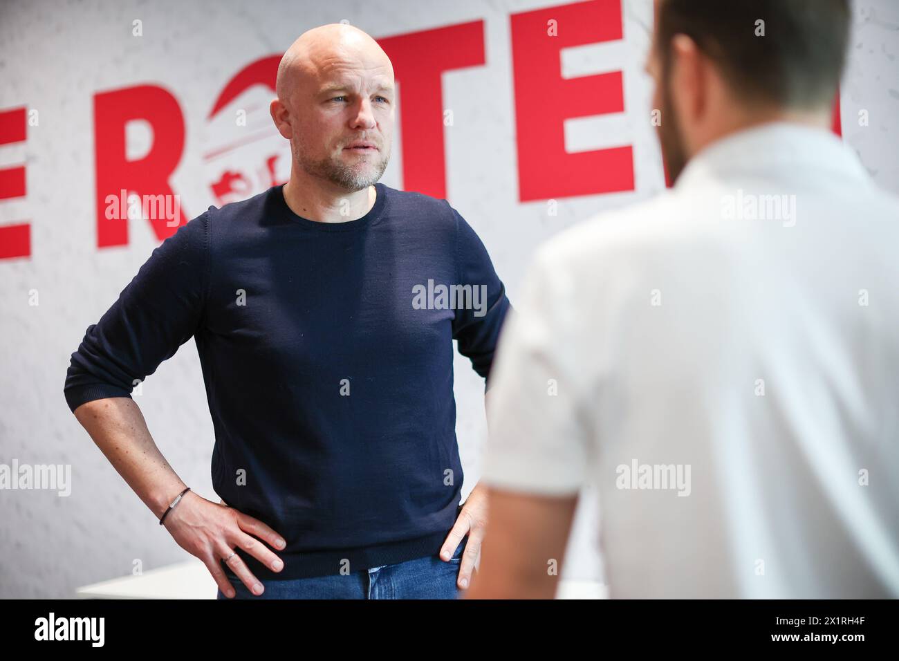 Leipzig, Deutschland. April 2024. Rouven Schröder, Sportdirektor des RB Leipzig, spricht mit einem Mitarbeiter der Red Bull Academy. Hinweis: Jan Woitas/dpa – WICHTIGER HINWEIS: gemäß den Vorschriften der DFL Deutscher Fußball-Liga und des DFB Deutscher Fußball-Bundes ist es verboten, im Stadion und/oder des Spiels aufgenommene Fotografien in Form von sequenziellen Bildern und/oder videoähnlichen Fotoserien zu verwenden oder zu nutzen./dpa/Alamy Live News Stockfoto