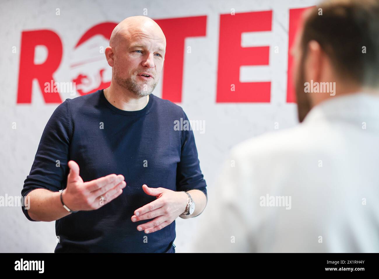 Leipzig, Deutschland. April 2024. Rouven Schröder, Sportdirektor des RB Leipzig, spricht mit einem Mitarbeiter der Red Bull Academy. Hinweis: Jan Woitas/dpa – WICHTIGER HINWEIS: gemäß den Vorschriften der DFL Deutscher Fußball-Liga und des DFB Deutscher Fußball-Bundes ist es verboten, im Stadion und/oder des Spiels aufgenommene Fotografien in Form von sequenziellen Bildern und/oder videoähnlichen Fotoserien zu verwenden oder zu nutzen./dpa/Alamy Live News Stockfoto